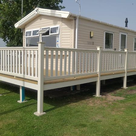 8 Bed Sun Decked Caravan Unlimited High Speed Wifi And Fun At Seawick Holiday Park クラクトン・オン・シー エクステリア 写真