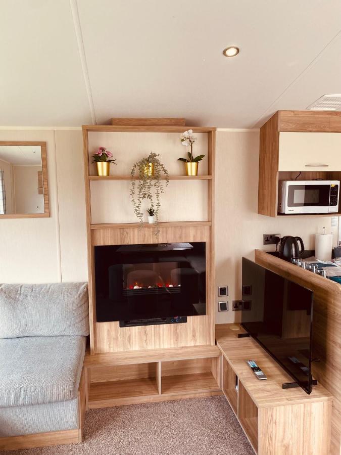 8 Bed Sun Decked Caravan Unlimited High Speed Wifi And Fun At Seawick Holiday Park クラクトン・オン・シー エクステリア 写真
