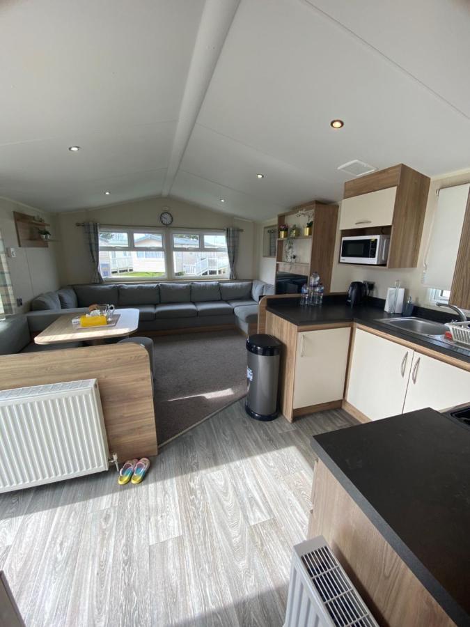 8 Bed Sun Decked Caravan Unlimited High Speed Wifi And Fun At Seawick Holiday Park クラクトン・オン・シー エクステリア 写真