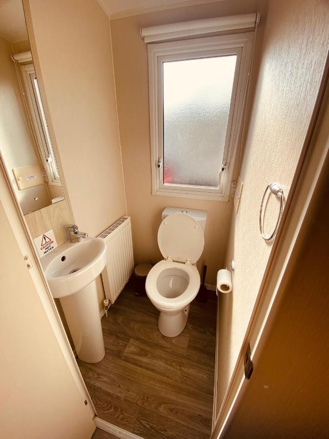 8 Bed Sun Decked Caravan Unlimited High Speed Wifi And Fun At Seawick Holiday Park クラクトン・オン・シー エクステリア 写真