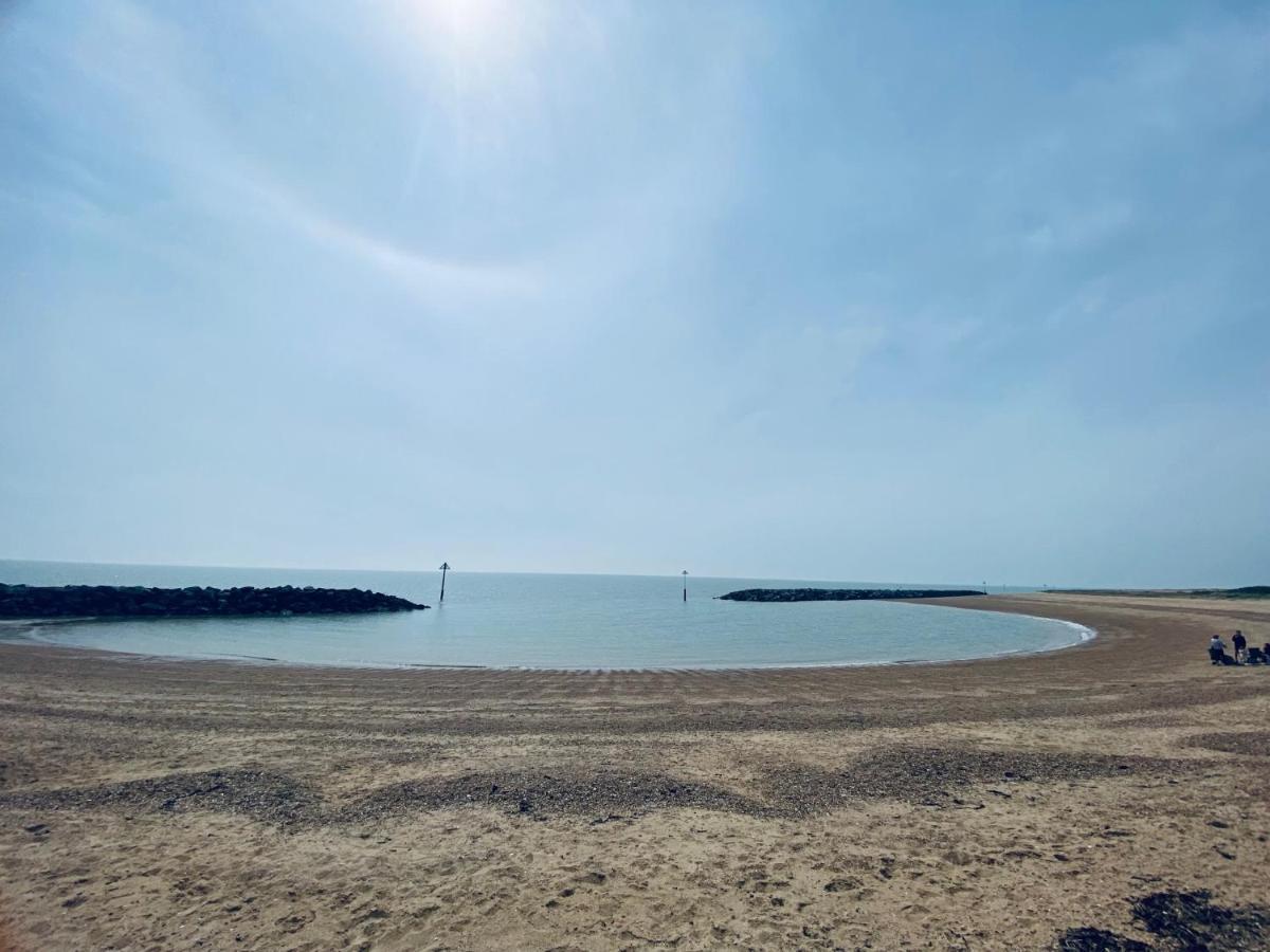 8 Bed Sun Decked Caravan Unlimited High Speed Wifi And Fun At Seawick Holiday Park クラクトン・オン・シー エクステリア 写真